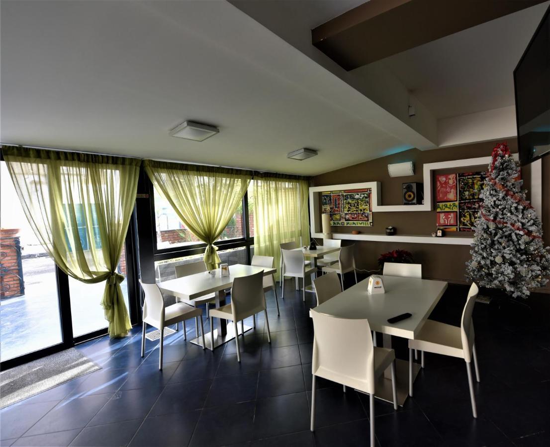 Riviera Ionica Aparthotel Santa Teresa Di Riva Buitenkant foto
