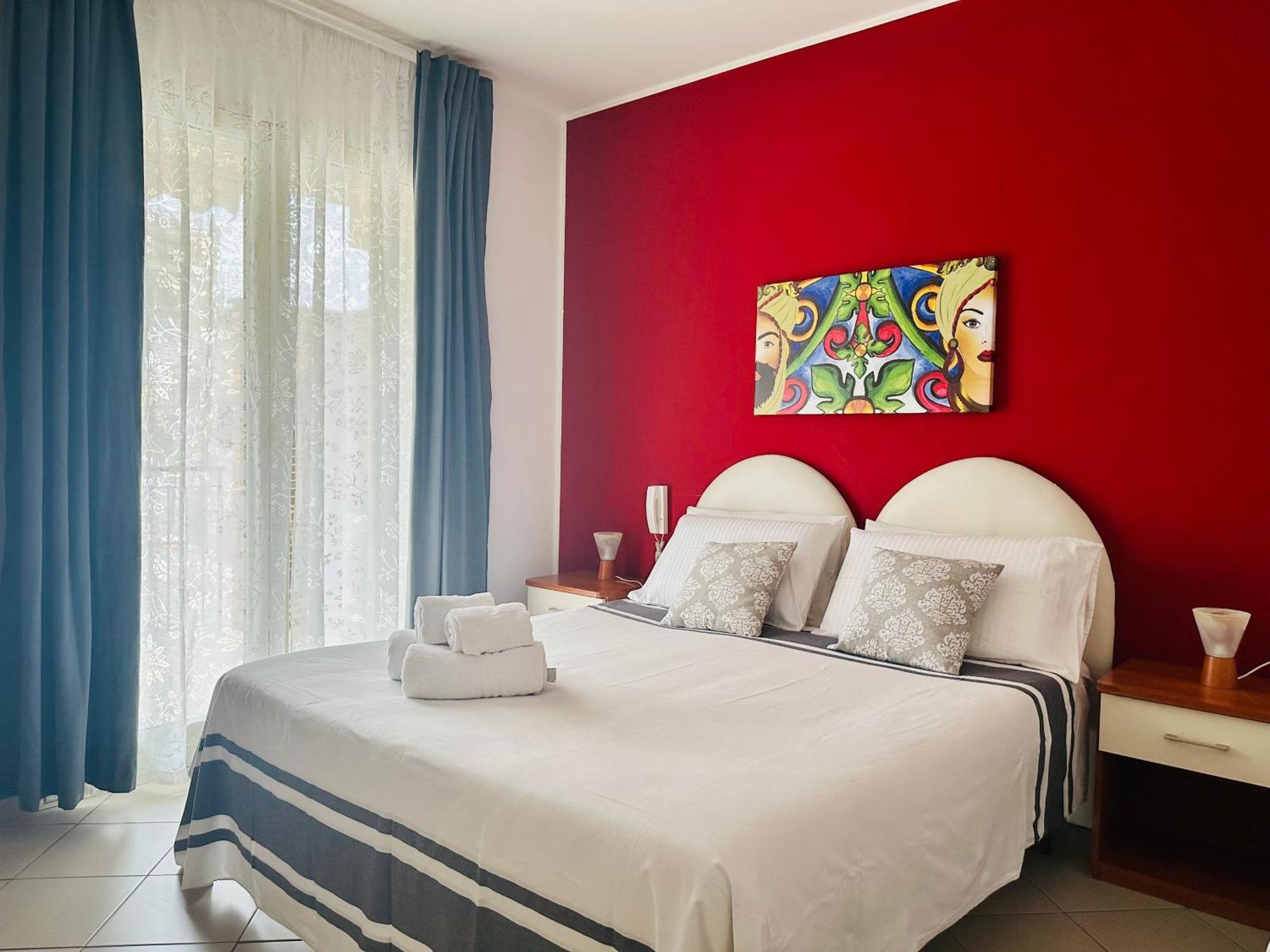 Riviera Ionica Aparthotel Santa Teresa Di Riva Buitenkant foto