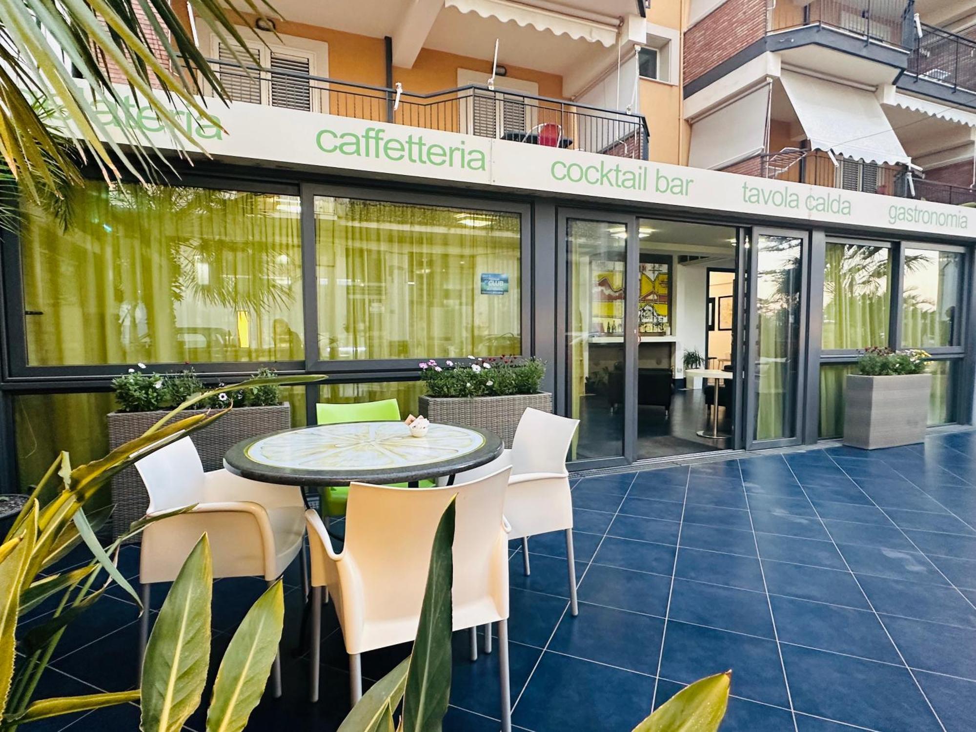 Riviera Ionica Aparthotel Santa Teresa Di Riva Buitenkant foto