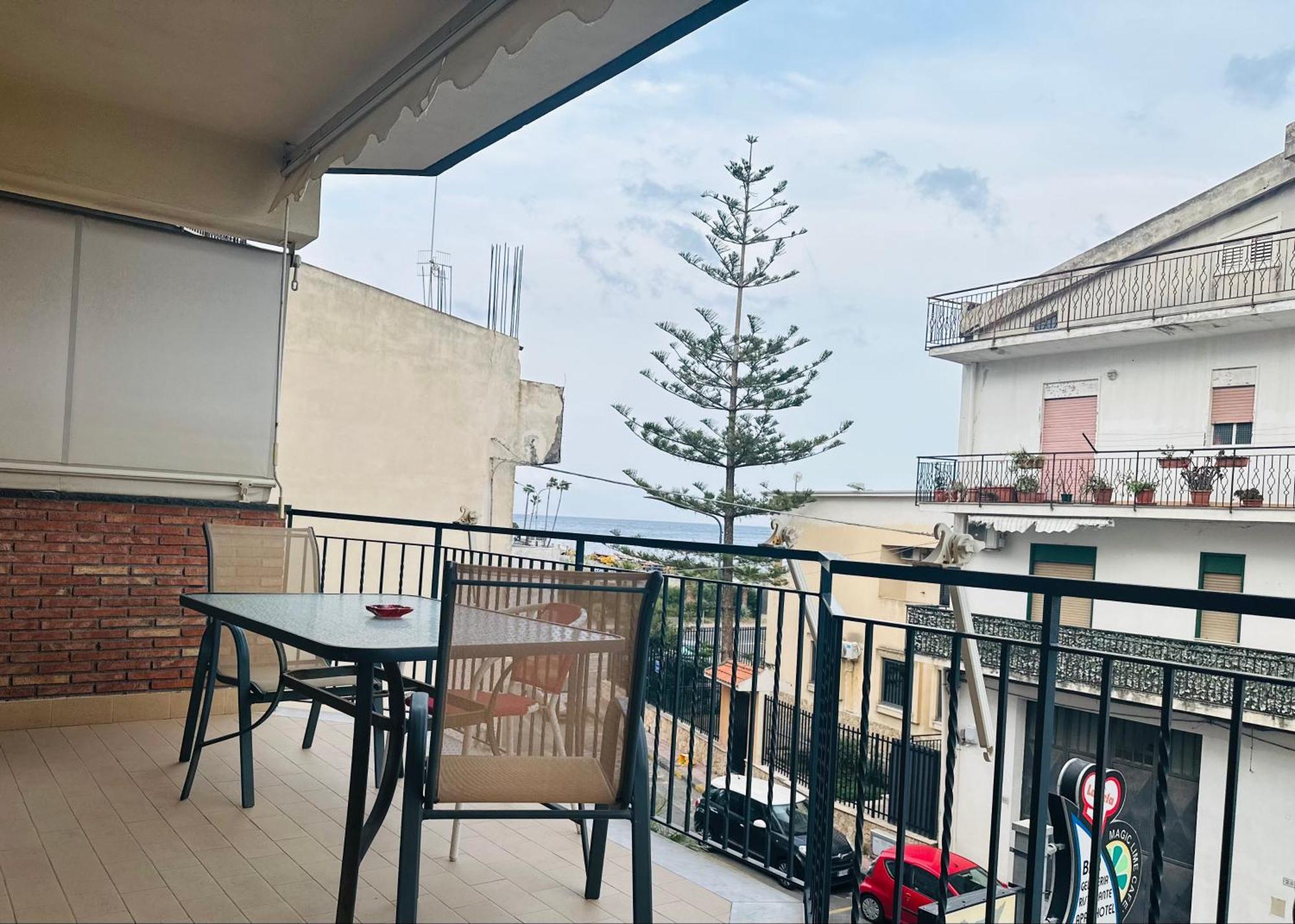 Riviera Ionica Aparthotel Santa Teresa Di Riva Buitenkant foto