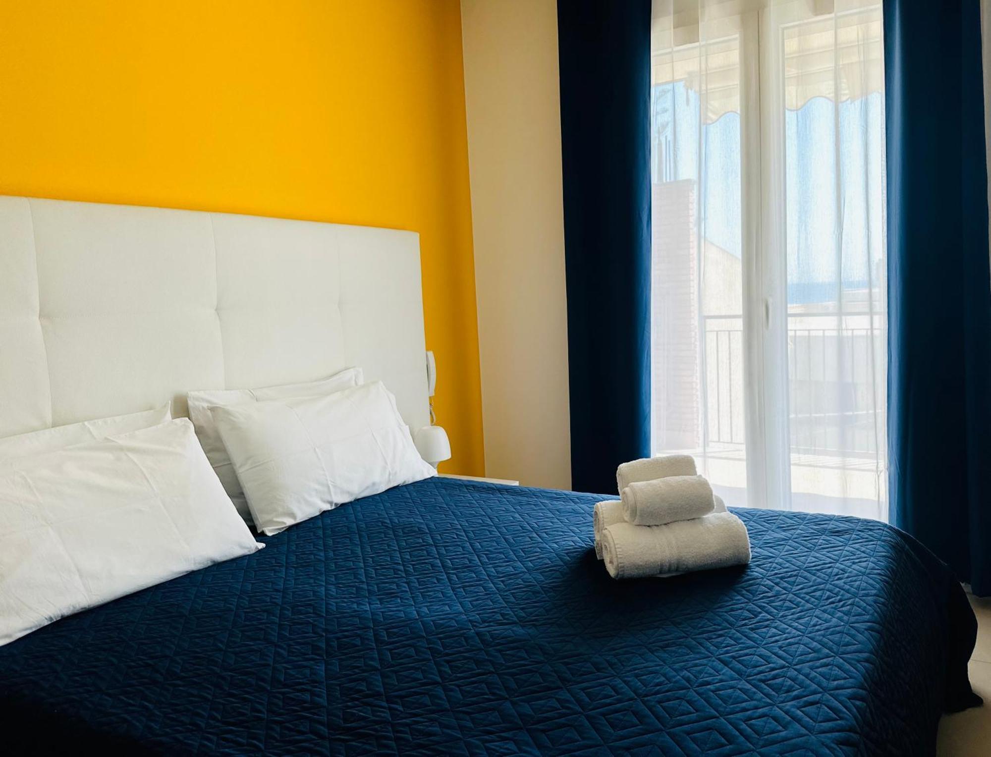 Riviera Ionica Aparthotel Santa Teresa Di Riva Buitenkant foto