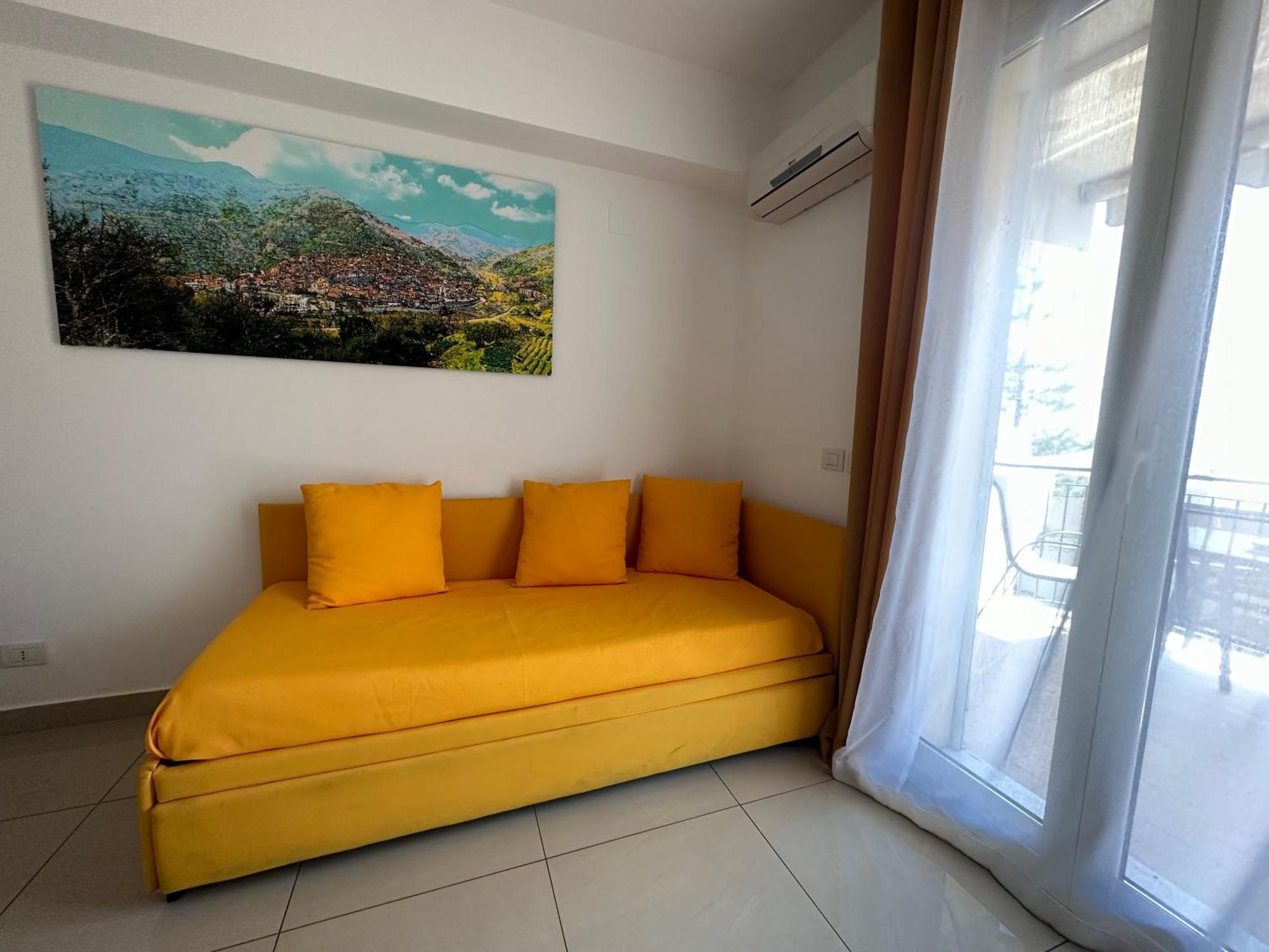 Riviera Ionica Aparthotel Santa Teresa Di Riva Buitenkant foto