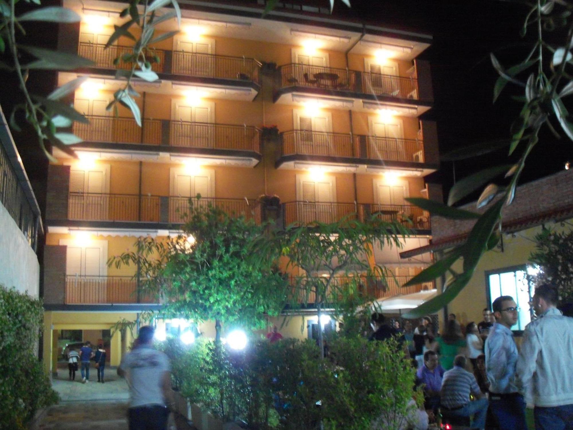 Riviera Ionica Aparthotel Santa Teresa Di Riva Buitenkant foto
