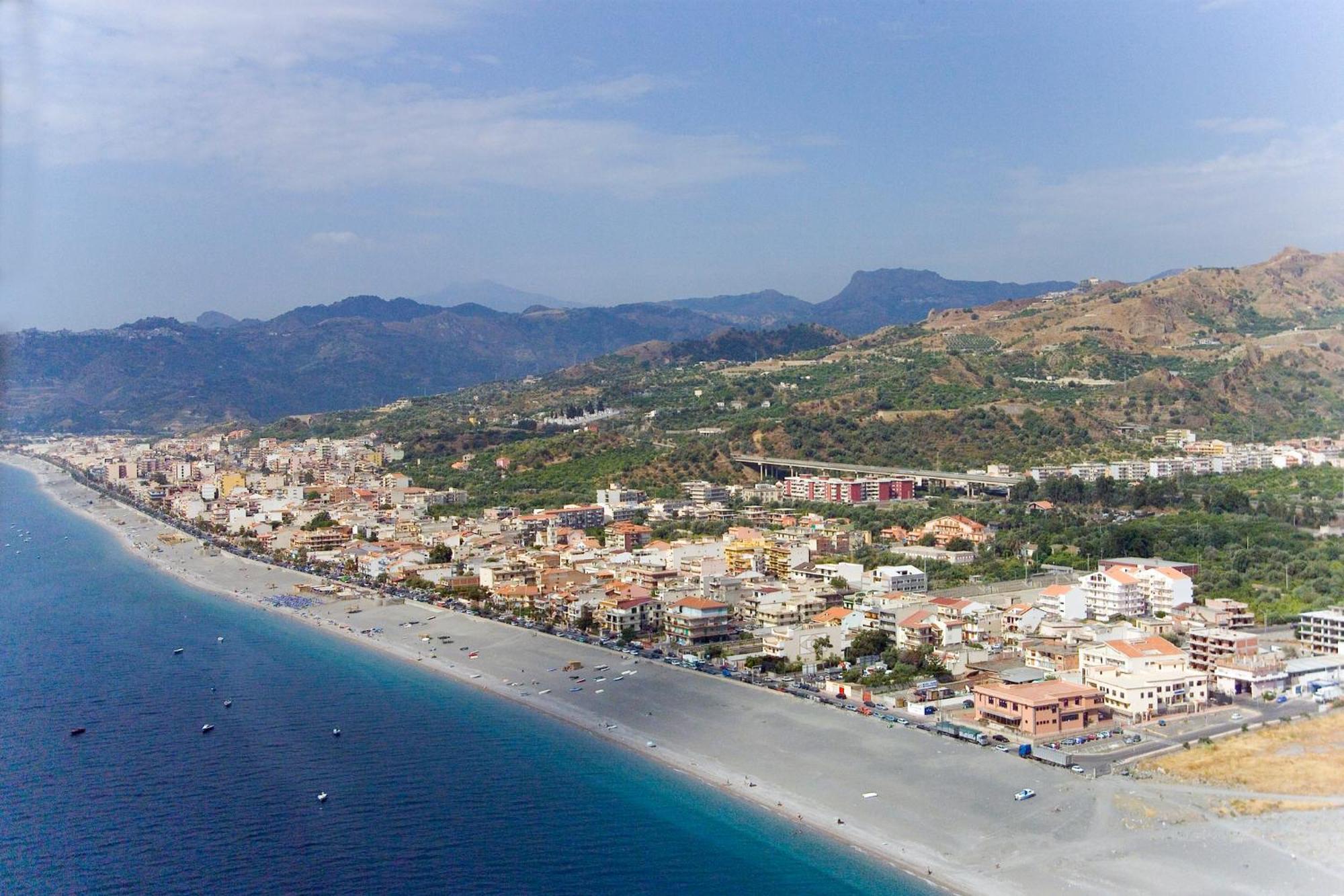 Riviera Ionica Aparthotel Santa Teresa Di Riva Buitenkant foto